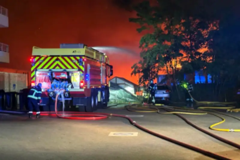 Incendie violent à Villeneuve-Loubet : explosions et 39 pompiers mobilisés