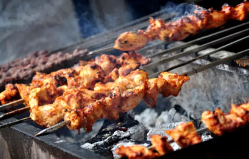 Indonésie: un gendre empoisonne sa belle-mère avec des brochettes satay