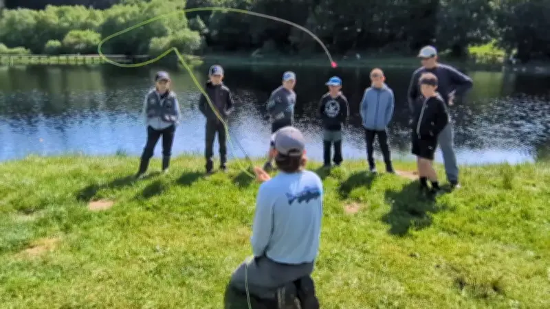 Initiation à la pêche à la mouche pour les enfants à l'étang de Bonnecombe
