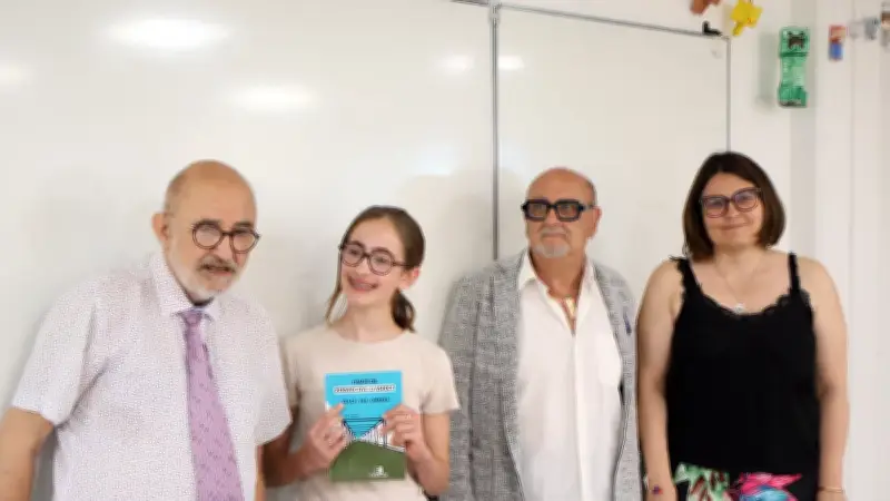 Inès, collégienne lauréate du prix départemental Amopa dans le Gard