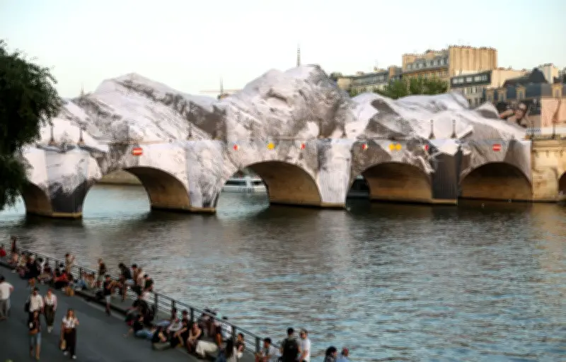Installation 'La Caverne' sur le Pont-Neuf endommagée, ouverture reportée