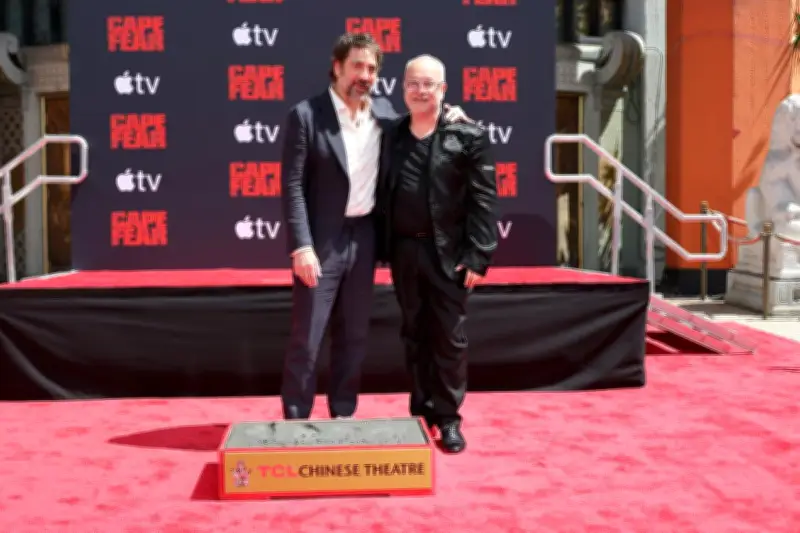 Javier Bardem immortalise ses empreintes au Chinese Theatre à Hollywood