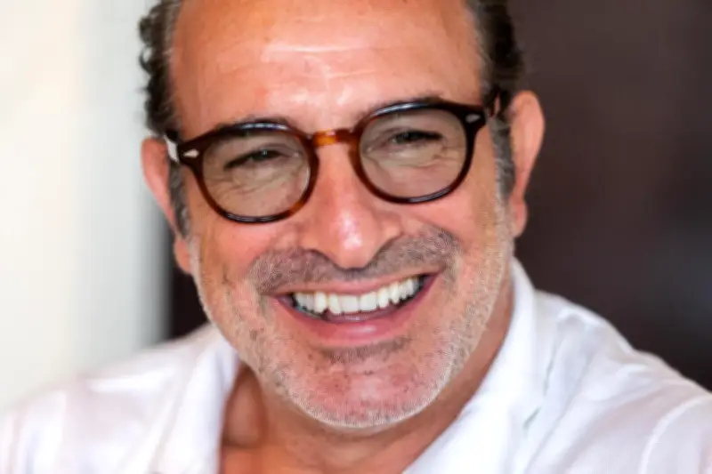 Jean Dujardin approuve le choix de « Ton Pote Gillian » pour reprendre son rôle dans « Un gars, une fille »