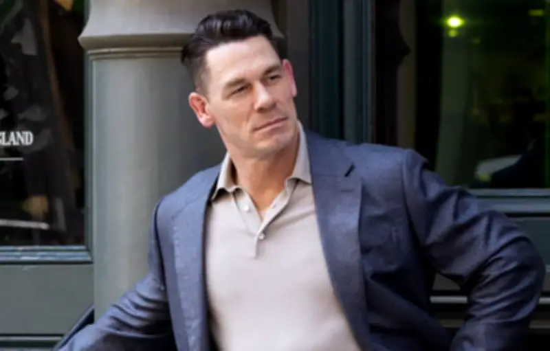 John Cena se rase le crâne pour sa deuxième greffe de cheveux