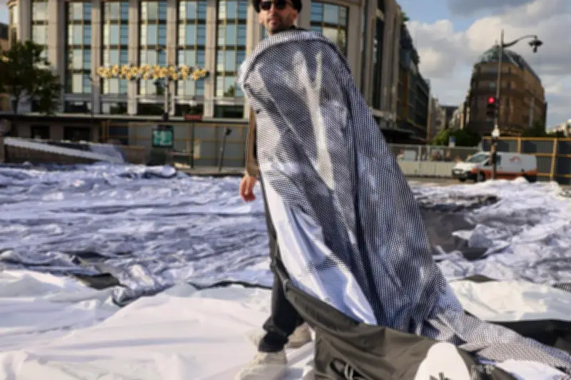 JR, l'artiste masqué au chapeau et aux lunettes, dévoile sa Caverne sur le Pont-Neuf