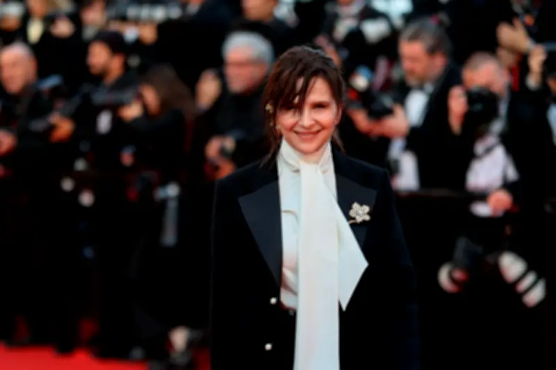 Juliette Binoche regrette le mot « fasciste » dans une tribune anti-Bolloré