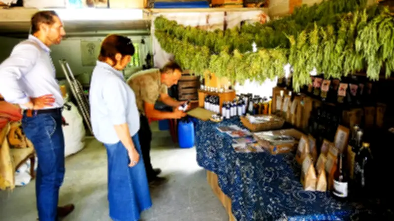 Katy Guyot en visite au jardin bio de Bizac à Calvisson