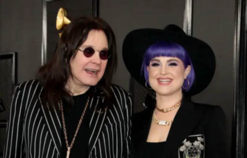 Kelly Osbourne rend un hommage poignant à son père Ozzy, un an après sa mort