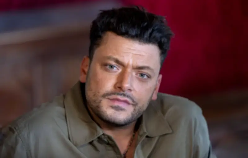 Kev Adams conquiert l'Amérique avec son humour sur les différences culturelles