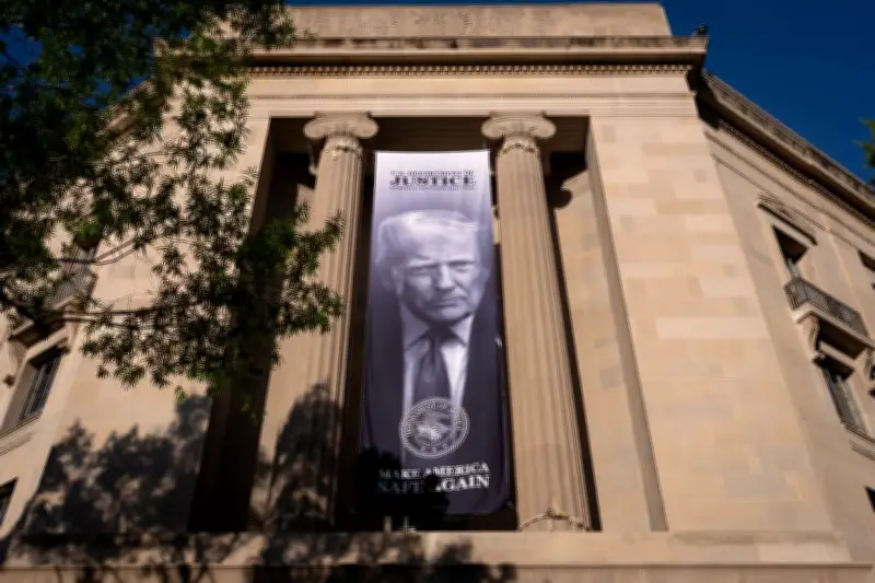 La caisse noire de Trump vacille, contestée par son propre camp