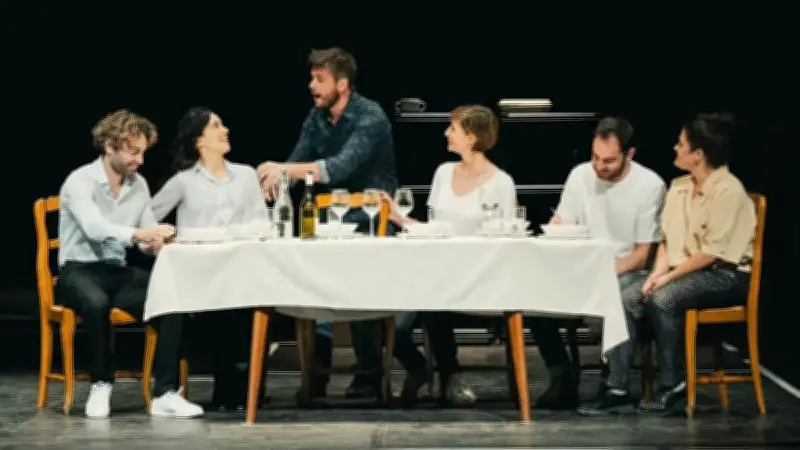 La compagnie la Joie errante joue "la Vie des autres" en plein lotissement à Mende