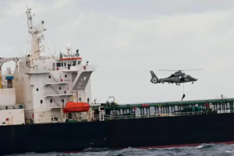 La Marine française arraisonne un pétrolier russe en Atlantique