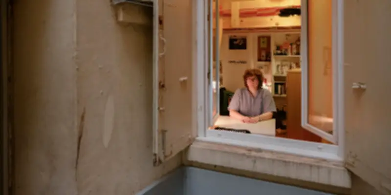 Le 10 m² parisien de Léa, jeune avocate : une salle de bains sur l'étagère du bas