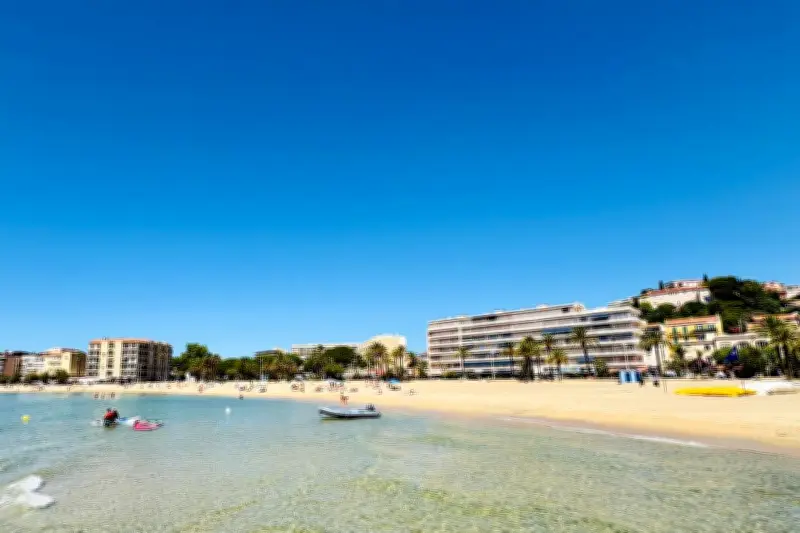 Le Lavandou : fin du monticule de sable, la plage centrale retrouve son aspect estival