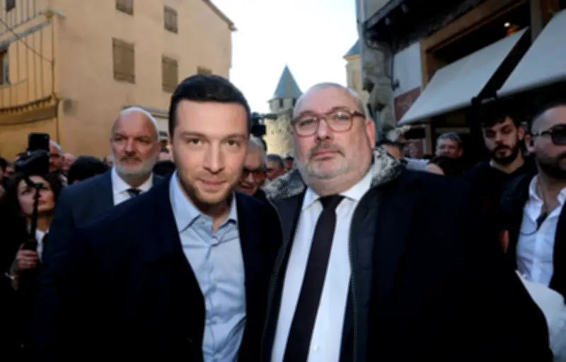 Le maire RN de Carcassonne asperge des manifestants au tuyau d'arrosage