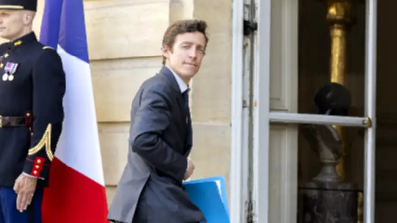 Le ministre de l'Éducation nationale bute sur l'orthographe en direct