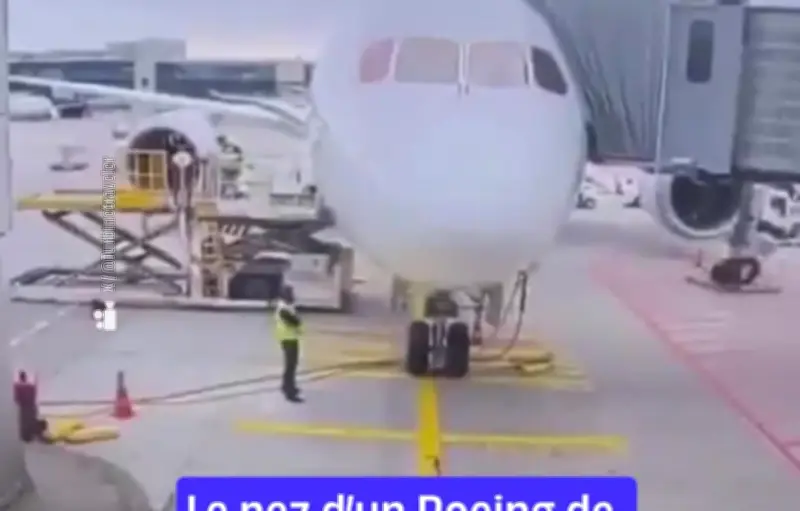 Le nez d'un Boeing de Lufthansa s'effondre sur le tarmac à Francfort
