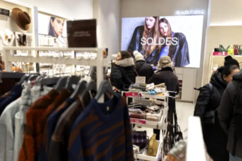 Les Français achètent toujours plus de vêtements neufs en 2025