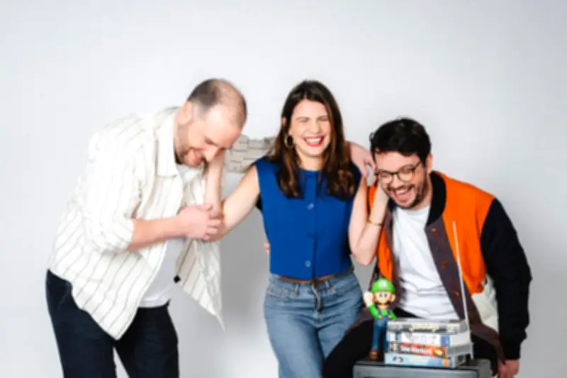 Les Normales : un humour de sketchs et de pop culture au Colbert