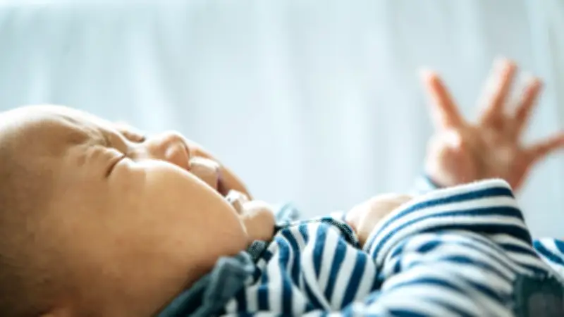 Les pleurs d'un bébé sauvent sa famille d'un incendie à Clans