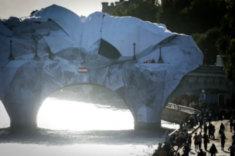 L'installation de JR sur le Pont Neuf à Paris retardée jusqu'au 13 juin