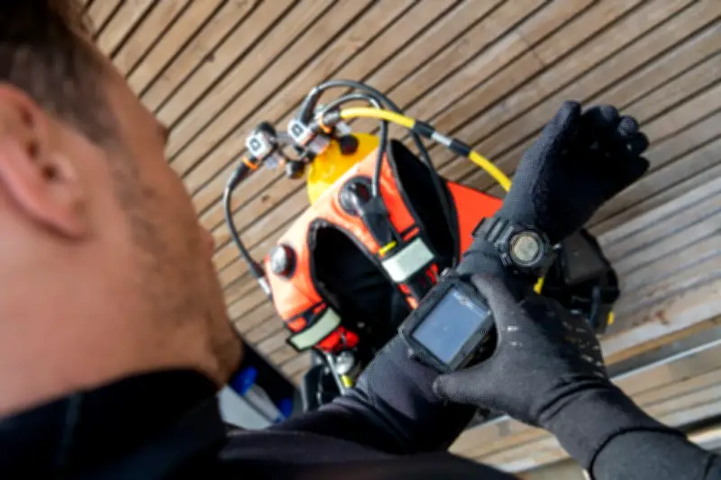 L'ordinateur de plongée ORCOM remplace les tables de décompression dans la Marine