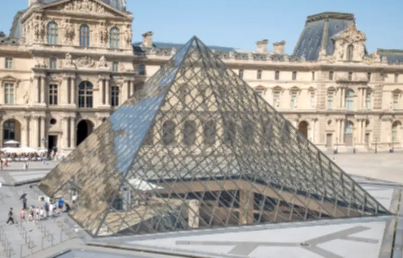 Louvre : un musée « à bout de souffle » face à un mur d'investissements