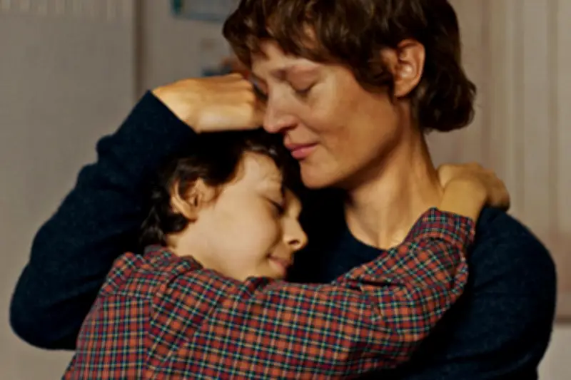 "Love Me Tender" : Vicky Krieps bouleversante en mère privée de son enfant