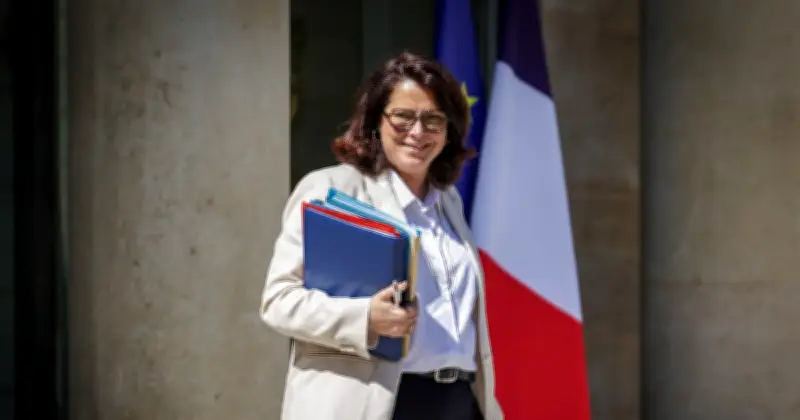 Macron et sa ministre offrent des pierres magiques aux Bleus