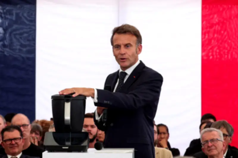 Macron à l'usine Thermomix : l'attractivité comme bilan