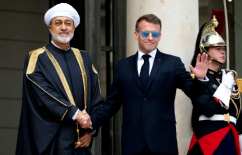 Macron réapparaît avec ses lunettes d'aviateur pour accueillir le sultan d'Oman