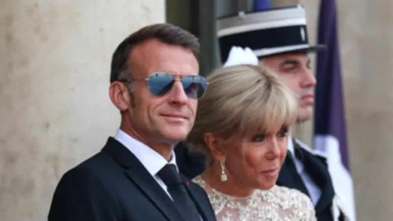 Macron réapparaît avec ses lunettes d'aviateur pour un problème à l'œil