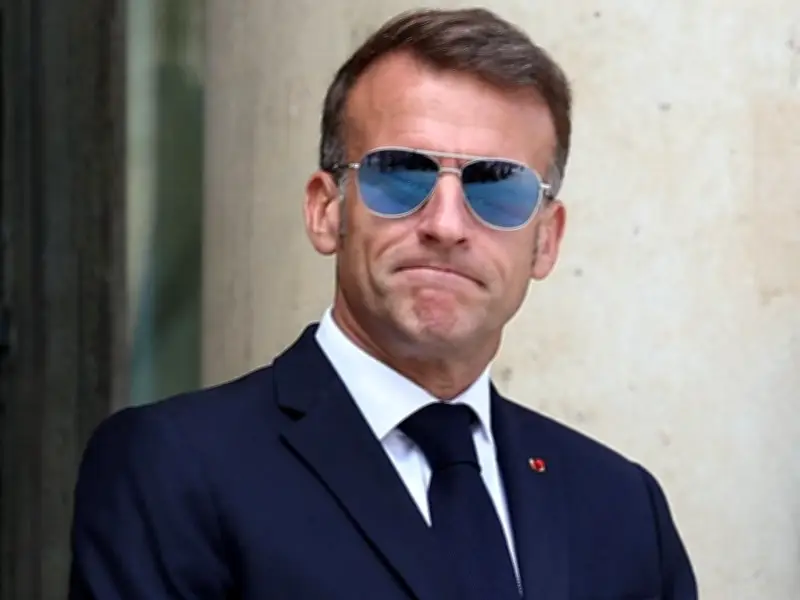 Macron rechausse ses lunettes d'aviateur pour accueillir le sultan d'Oman à Paris