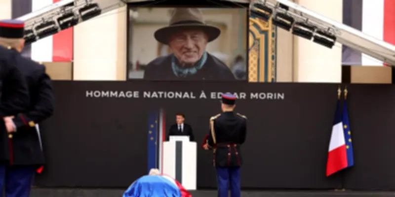 Macron rend hommage au sociologue Edgar Morin