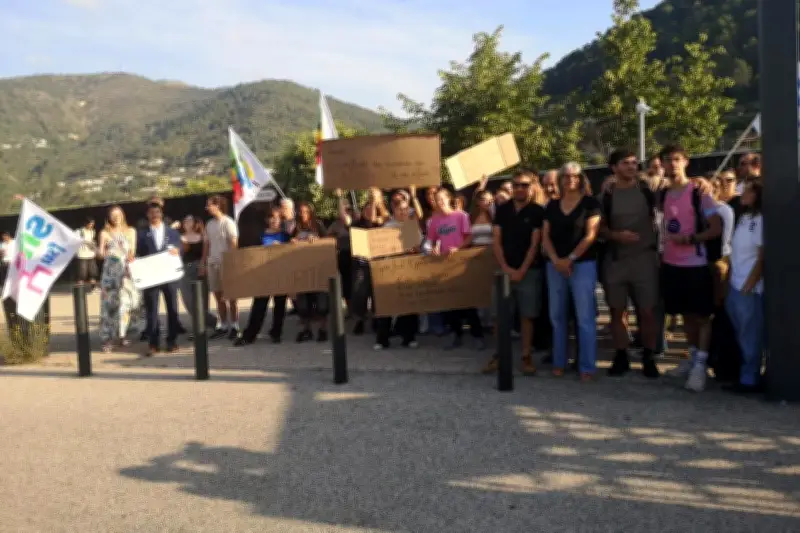 Manque d'encadrement au lycée Goscinny : enseignants et parents protestent à Drap