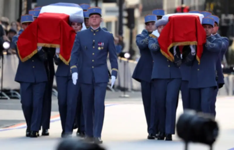 Marc Bloch et son épouse entrent au Panthéon lors d'une cérémonie solennelle