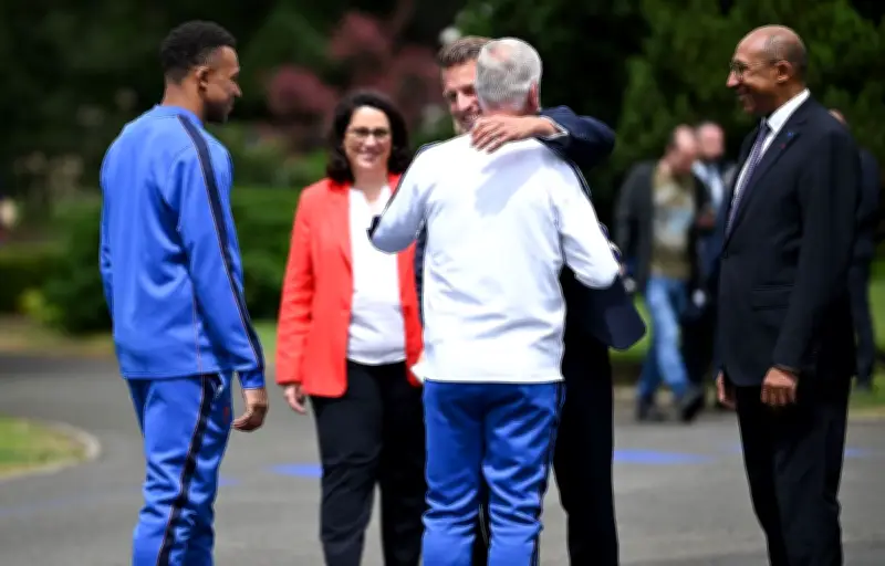 Marina Ferrari offre des pierres de protection aux Bleus, Macron médusé