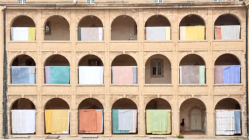 À Marseille, l'artiste Adrien Vescovi vous accueille à draps ouverts