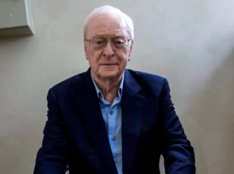 Michael Caine cède sa voix à l'IA pour un livre audio