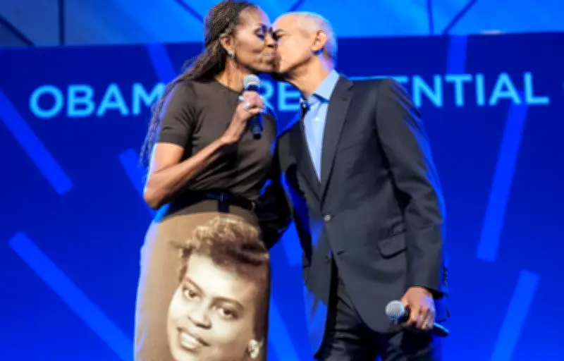 Michelle Obama rend un émouvant hommage à sa mère avec une jupe personnalisée