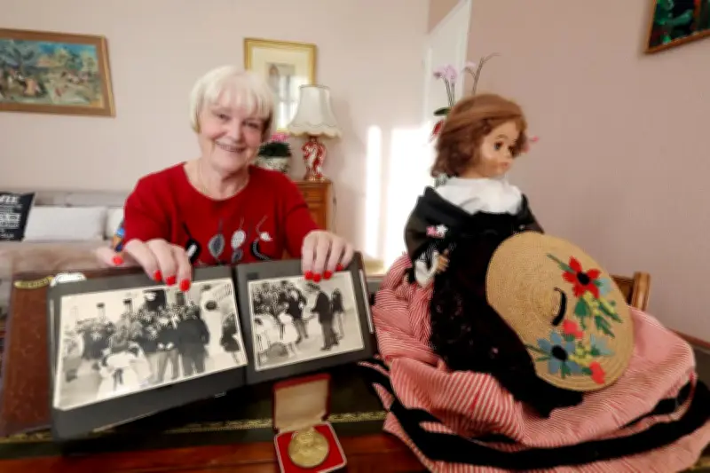 Michèle Girollet, 10 ans, offrit une colombe à Grace Kelly en 1956