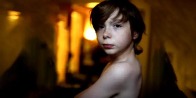 « Mikal » sur Arte : itinéraire d'un enfant pas gâté dans l'Amérique des hôtels miteux
