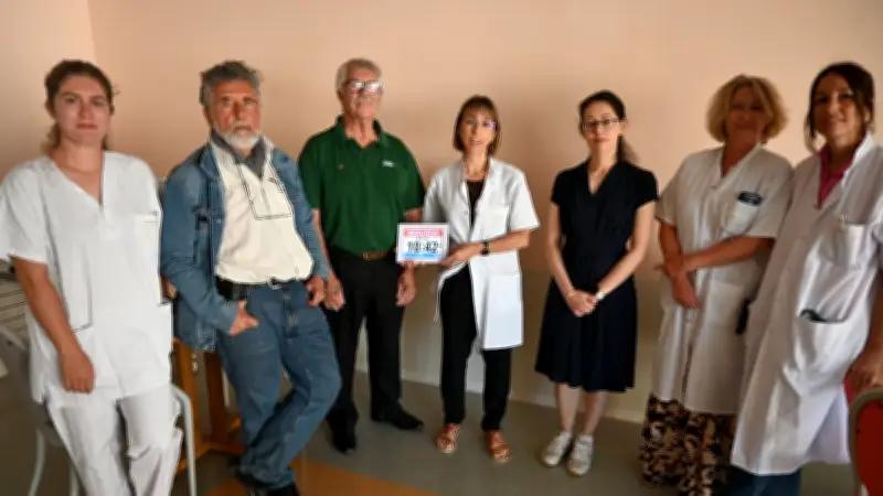 Millau : le Lions Club offre 20 horloges aux patients désorientés du SMR