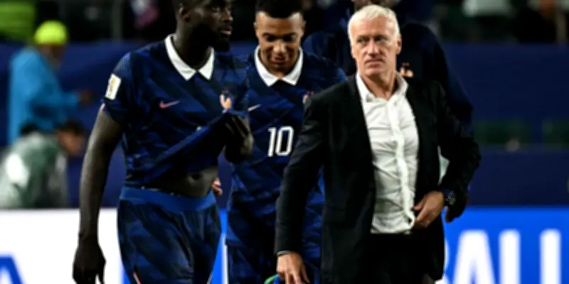 Minute de silence des Bleus pour la mère de Deschamps