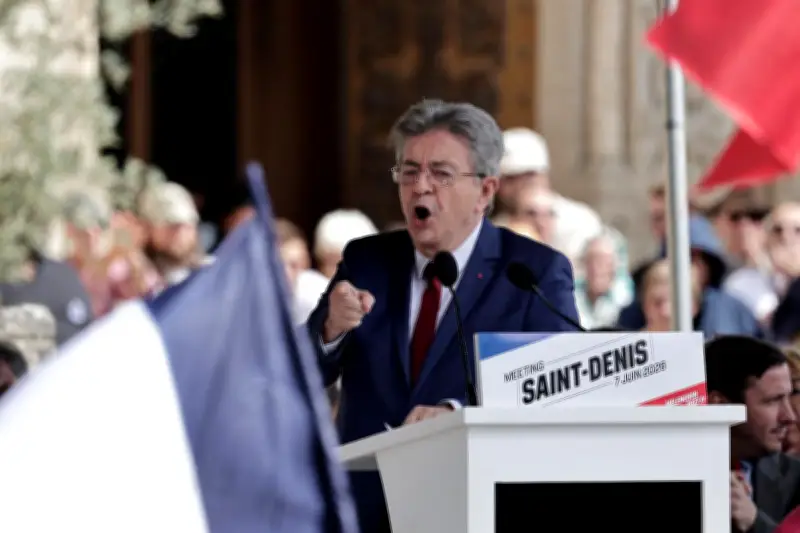 Mélenchon lance sa 4e candidature à Saint-Denis devant une foule nombreuse