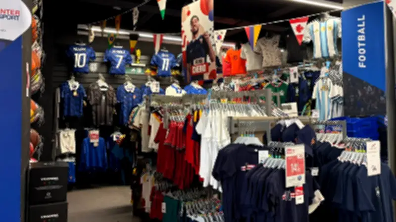 À Montpellier, le maillot de foot s'impose comme accessoire de mode pour l'été 2026