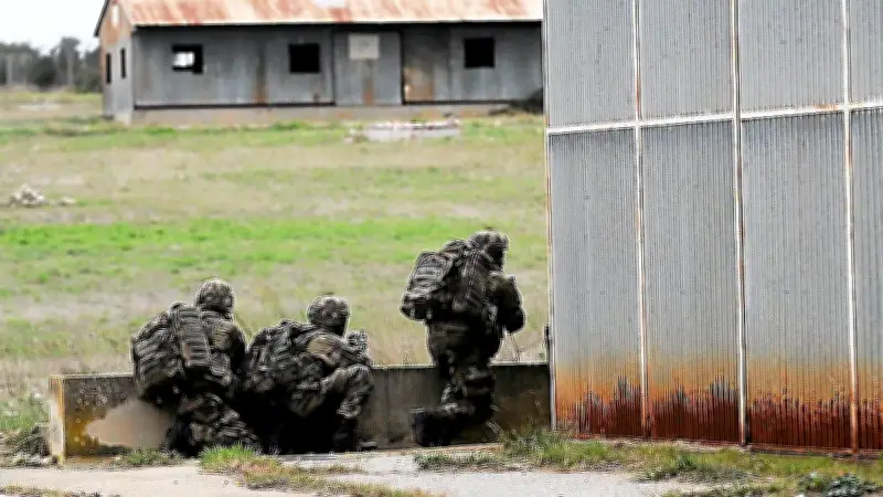 Motard filmant des militaires au camp des Garrigues : son matériel saisi
