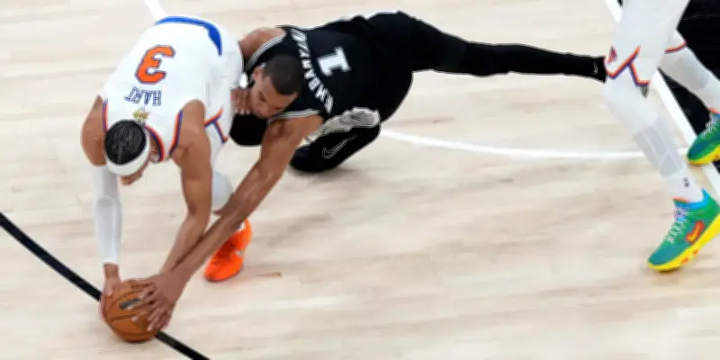 NBA : Wembanyama trébuche dans le premier match des finales Spurs-Knicks