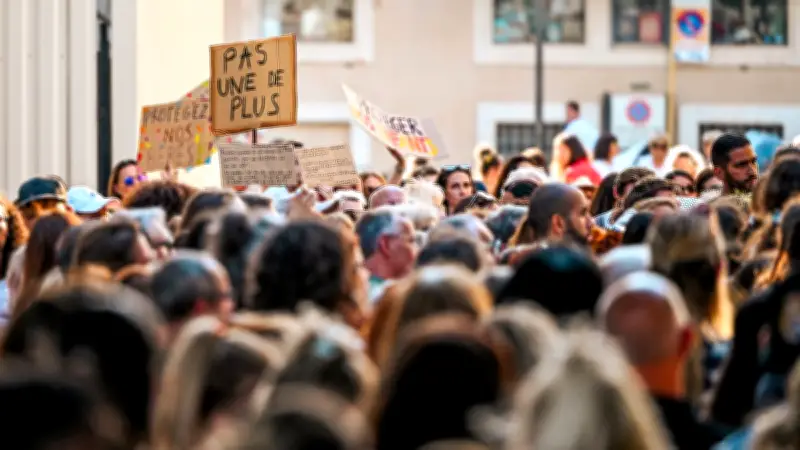Nîmes : près de 400 personnes rendent hommage à Lyhanna et réclament justice