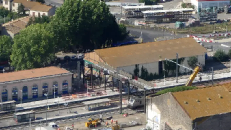 Nouvelle passerelle SNCF à Agde : pose spectaculaire d'un tronçon depuis les airs